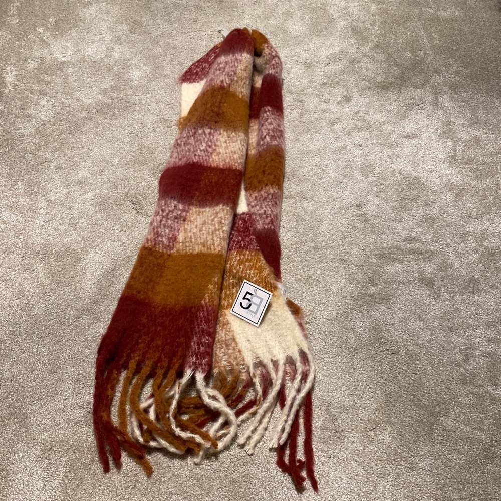 NWT Super Cute Scarf